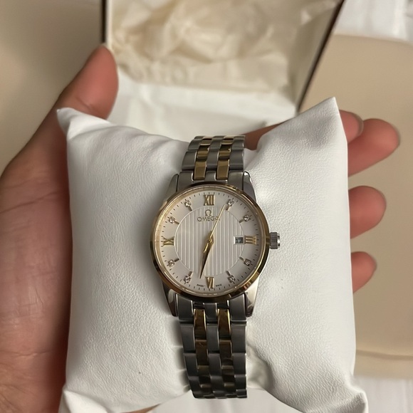 Beautiful gold and silver.  watch with storage box - Picture 2 of 5